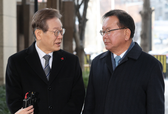 이재명 더불어민주당 대표가 20일 오전 종로구 해남2빌딩에서 김부겸 전 국무총리와의 회동을 앞두고 발언하고 있다.<연합뉴스>